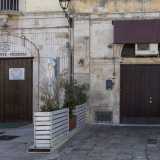Superata Porta Baresana entriamo in piazza Cavour. A sinistra, sull�esterno di un palazzo ottocentesco occupato da due locali di ristorazione...